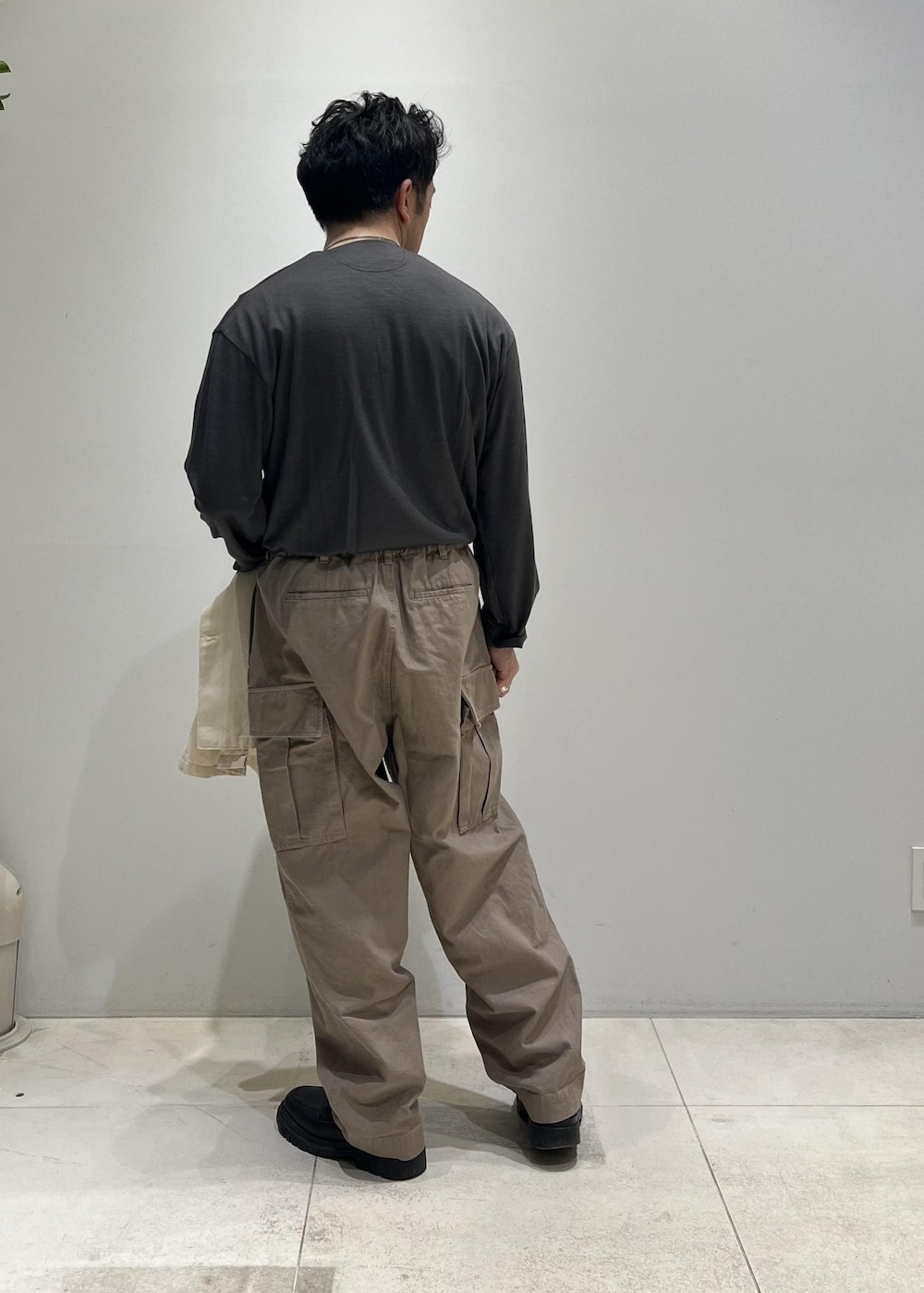 「ADAM ET ROPÉ、HOMME、骨格ストレート、イエベ、春コーデ、夏コーデ、春ファッション、夏ファッション、ビッグシルエット」｜「ADAM ET ROPE'のウール天竺 ヘンリーネック ロングスリーブ / ロングシーズン着用可能（Tシャツ/カットソー、グレー系）」を使った、Yuuki Mizさん（メンズ・165cm）の春コーディネートの5枚目の写真