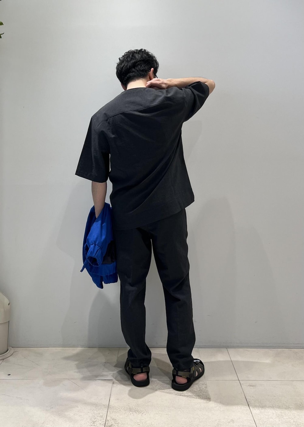 「ADAM ET ROPÉ、HOMME、UNISEX、サステナブル、骨格ストレート、イエベ、きれいめカジュアル、大人カジュアル、セットアップ、セットアイテム、春コーデ、夏コーデ、春ファッション、夏ファッション、接触冷感」｜「ADAM ET ROPE'の《今だけのSPECIAL PRICE!!》【洗えるセットアップ】RIRANCHA Tシャツ & イージーパンツ /吸水速乾 / 接触冷感 / ユニセックス（セットアップ、グリーン系）」を使った、Yuuki Mizさん（メンズ・165cm）の春コーディネートの2枚目の写真
