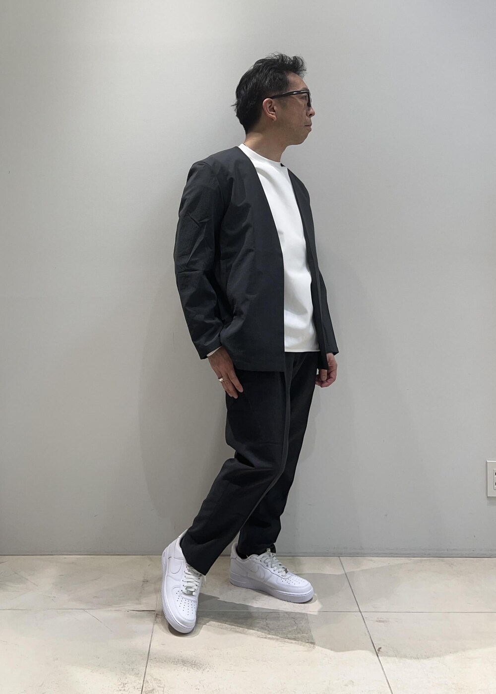「ADAM ET ROPÉ、HOMME、UNISEX、骨格ストレート、イエベ、きれいめ、きれいめカジュアル、大人カジュアル、セットアップ、セットアイテム、SETアイテム、春コーデ、春ファッション、23SS春の新作、接触冷感」｜「ADAM ET ROPE'のポンチ ドロップショルダー キックバック ロングスリーブTee / 高機能ストレッチ / ロングシーズン着用可能（Tシャツ/カットソー、ホワイト系）」を使った、Yuuki Mizさん（メンズ・165cm）の春コーディネートの8枚目の写真