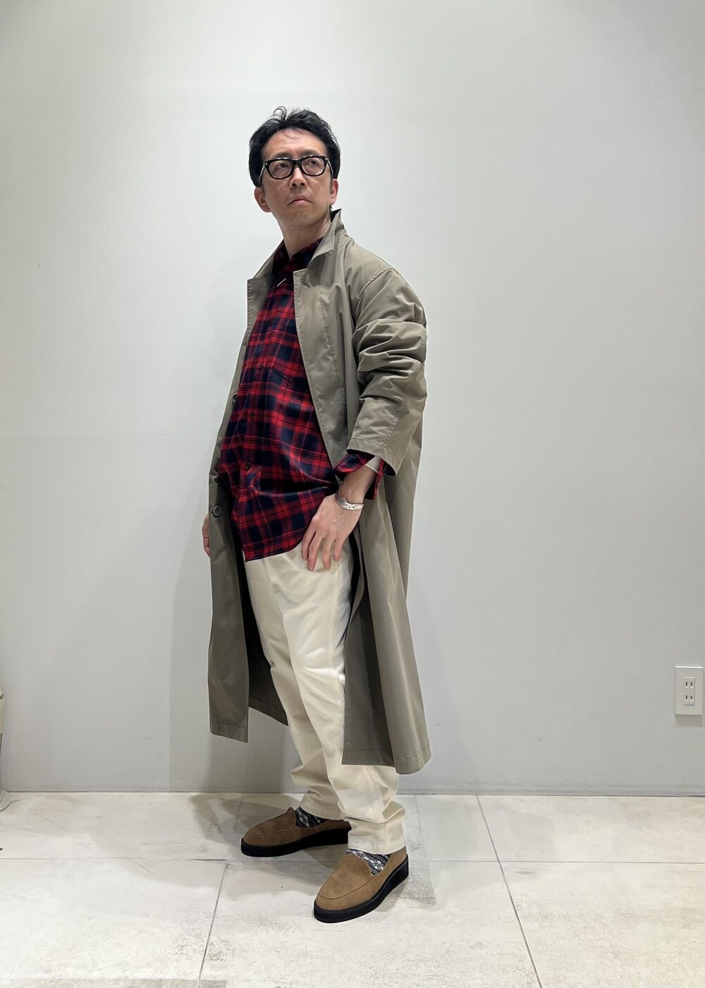 「ADAM ET ROPÉ、HOMME、UNISEX、骨格ストレート、イエベ、オーバーサイズ、ビッグシルエット、シャツ、アウター、コート、チェック」｜「Gramicciの【別注】《WEB限定 GRAMICCI / グラミチ》NN PANTS / GARMENT DYE TIGHT FIT（その他パンツ、ホワイト系）」を使った、Yuuki Mizさん（メンズ・165cm）の春コーディネートの8枚目の写真