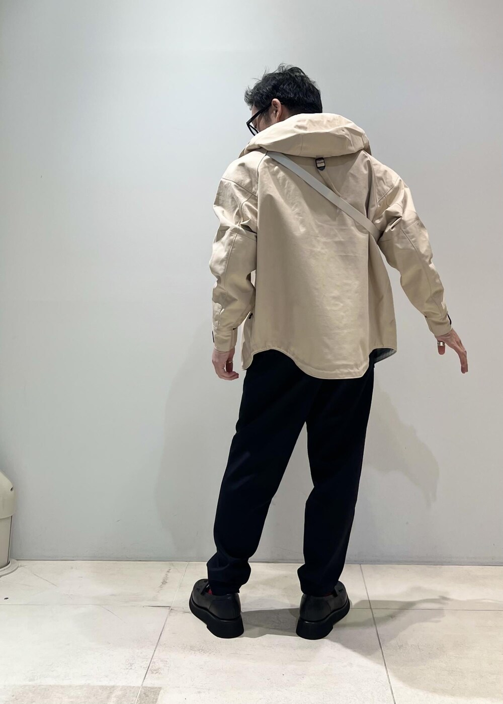 「ADAM ET ROPÉ、HOMME、UNISEX、骨格ストレート、イエベ、スポーティー、アウトドア、セットアップ、セットアップ対応、秋コーデ、秋ファッション、23AW秋の新作、アウター、ジャケット、ブルゾン」｜「WILD THINGSの【WILD THINGS / ワイルドシングス 別注】TOOLSTRAP DENALI JACKET / 3レイヤー マウンテンパーカー / ユニセックス（マウンテンパーカー、ホワイト系）」を使った、Yuuki Mizさん（メンズ・165cm）の秋コーディネートの3枚目の写真
