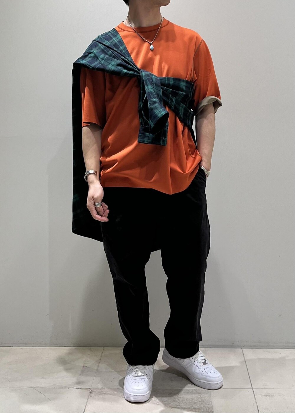 「リバーシブル、ADAM ET ROPÉ、HOMME、UNISEX、骨格ストレート、イエベ、カジュアル、春コーデ、夏コーデ、春ファッション、夏ファッション、ビタミンカラー、Tシャツ、シャツ、チェック」｜「ADAM ET ROPE'のハイゲージ シャンブレー リバーシブル Tシャツ（Tシャツ/カットソー、ベージュ系）」を使った、Yuuki Mizさん（メンズ・165cm）の春コーディネートの5枚目の写真