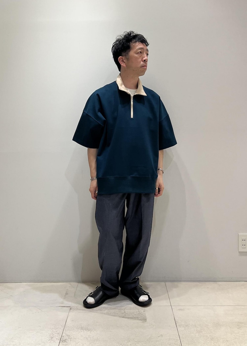 「ハーフジップ、ADAM ET ROPÉ、HOMME、UNISEX、骨格ストレート、イエベ、きれいめカジュアル、カジュアル、夏コーデ、夏ファッション、体型カバー、オーバーサイズ、ビッグシルエット、サンダル、ハイネック」｜「ADAM ET ROPE'の【cesse./セス】コンフォート ダブルモンク ストラップ カバード レザーサンダル / UNISEX（サンダル、ブラック系）」を使った、Yuuki Mizさん（メンズ・165cm）の春コーディネートの5枚目の写真