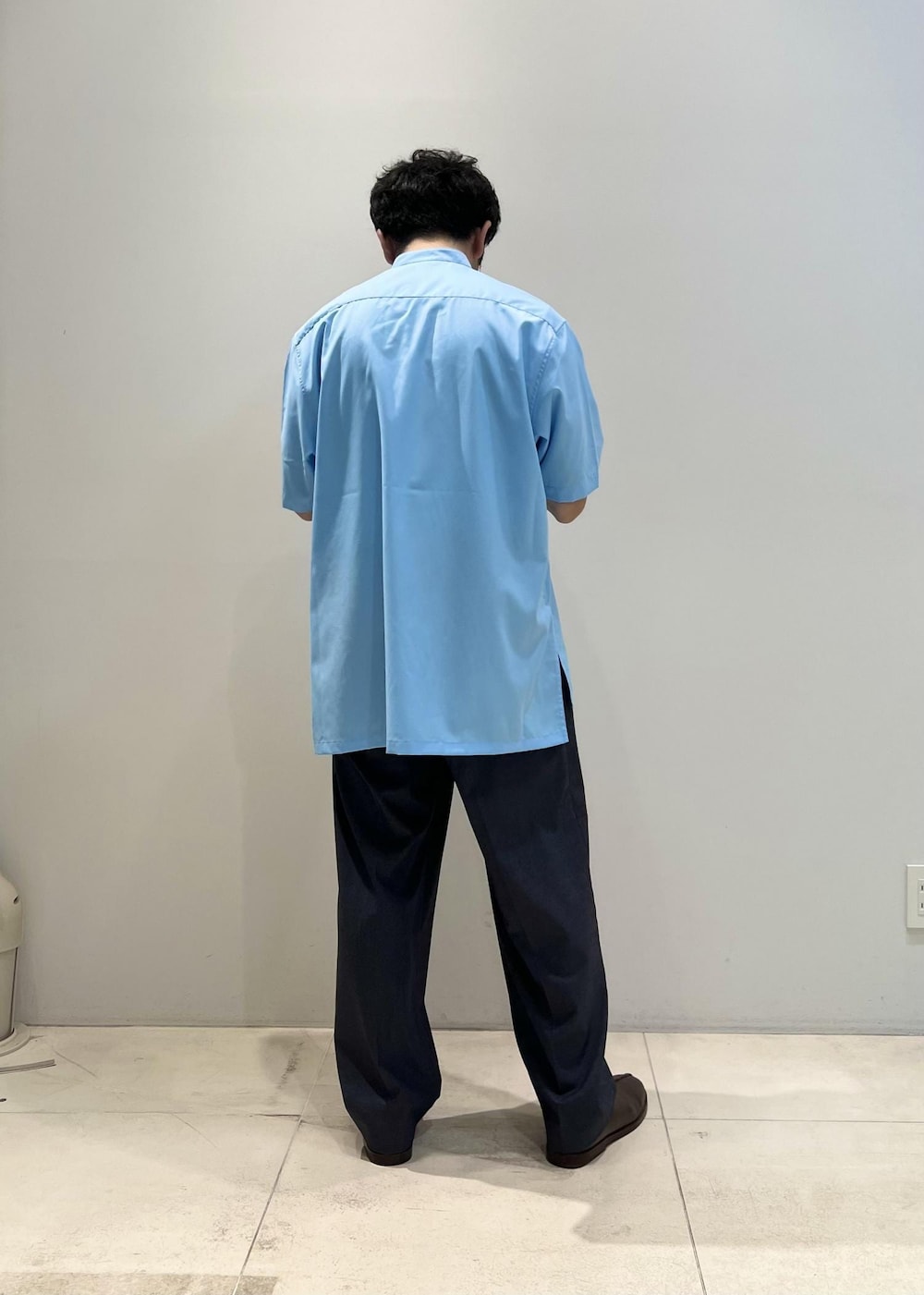 ブルー系のシャツ/ブラウスを着用したメンズの夏コーディネートの3枚目の写真