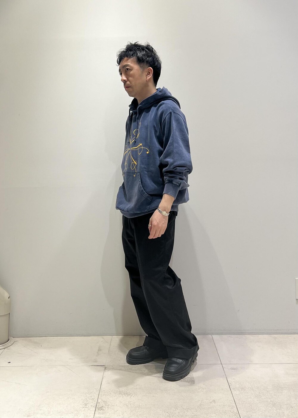 「ADAM ET ROPÉ、HOMME、UNISEX、骨格ストレート、イエベ、カジュアル、大人カジュアル、春、春コーデ、春ファッション、ビッグシルエット、パーカー」｜「ADAM ET ROPE'のオーガニックコットン LOGO スウェット パーカ / UNISEX（パーカー、ブルー系）」を使った、Yuuki Mizさん（メンズ・165cm）の春コーディネートの2枚目の写真