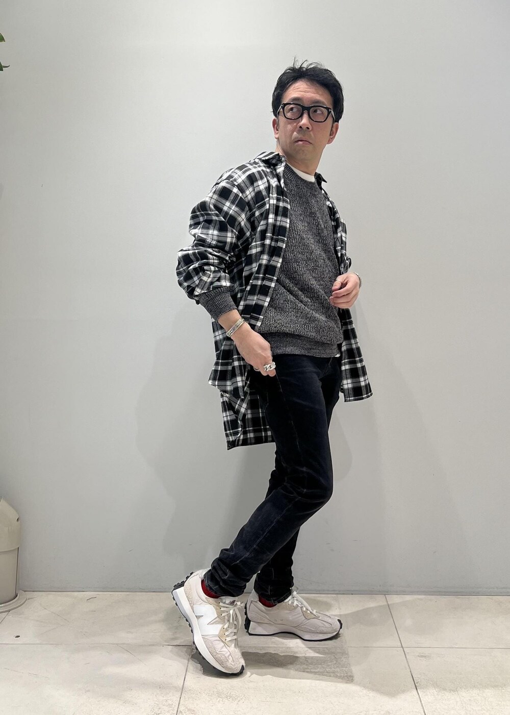 「ADAM ET ROPÉ、HOMME、UNISEX、骨格ストレート、イエベ、春コーデ、夏コーデ、春ファッション、夏ファッション、オーバーサイズ、ビッグシルエット、ニット」｜「ADAM ET ROPE'のコットンリネン メランジ ニット プルオーバー / 3シーズン着用可能（ニット/セーター、ブラック系）」を使った、Yuuki Mizさん（メンズ・165cm）の春コーディネートの2枚目の写真
