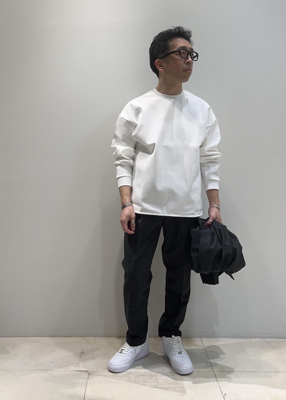 「ADAM ET ROPÉ、HOMME、UNISEX、骨格ストレート、イエベ、きれいめ、きれいめカジュアル、スーツ、セットアップ、セットアイテム、SETアイテム、春コーデ、春ファッション、23SS春の新作」｜「ADAM ET ROPE'のポンチ ドロップショルダー キックバック ロングスリーブTee / 高機能ストレッチ / ロングシーズン着用可能（Tシャツ/カットソー、ホワイト系）」を使った、Yuuki Mizさん（メンズ・165cm）の春コーディネートの9枚目の写真