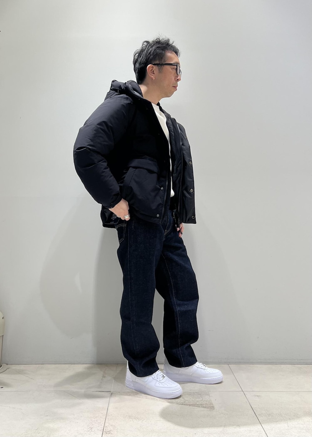 「お出かけ、ADAM ET ROPÉ、HOMME、UNISEX、骨格ストレート、イエベ、スポーティー、秋コーデ、冬コーデ、秋ファッション、冬ファッション、23AW秋の新作、23AW冬の新作、アウター、ダウン」｜「Levi'sの【Levi's(R) for BIOTOP】568 STAY LOOSE / UNISEX（デニムパンツ、ブルー系）」を使った、Yuuki Mizさん（メンズ・165cm）の冬コーディネートの3枚目の写真