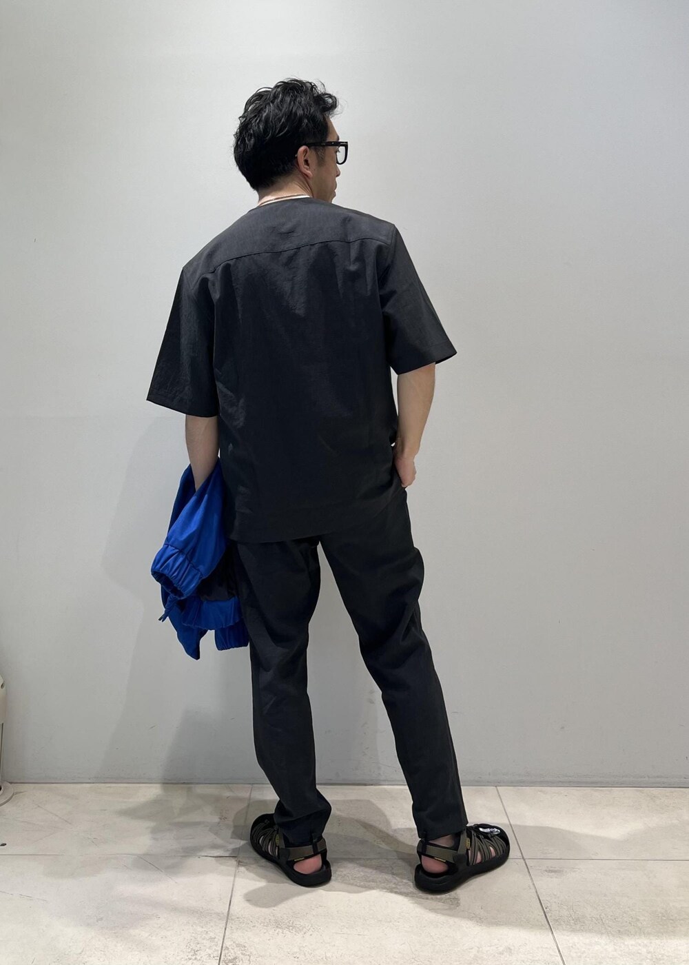 「ADAM ET ROPÉ、HOMME、UNISEX、サステナブル、骨格ストレート、イエベ、きれいめカジュアル、大人カジュアル、セットアップ、セットアイテム、春コーデ、夏コーデ、春ファッション、夏ファッション、接触冷感」｜「ADAM ET ROPE'の《今だけのSPECIAL PRICE!!》【洗えるセットアップ】RIRANCHA Tシャツ & イージーパンツ /吸水速乾 / 接触冷感 / ユニセックス（セットアップ、グリーン系）」を使った、Yuuki Mizさん（メンズ・165cm）の春コーディネートの5枚目の写真