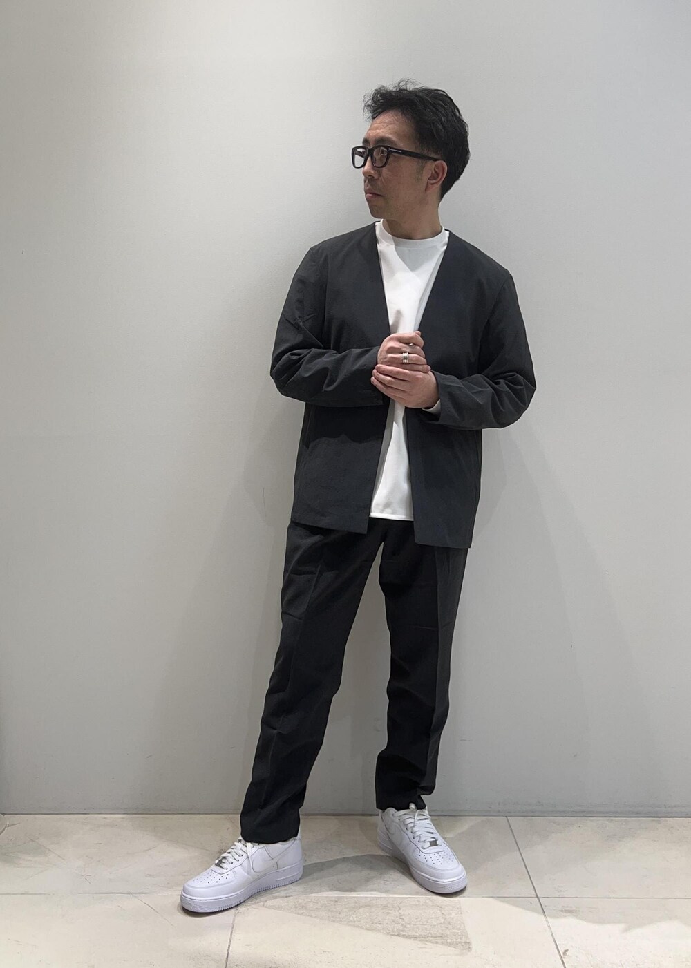 「ADAM ET ROPÉ、HOMME、UNISEX、骨格ストレート、イエベ、きれいめ、きれいめカジュアル、大人カジュアル、セットアップ、セットアイテム、SETアイテム、春コーデ、春ファッション、23SS春の新作、接触冷感」｜「ADAM ET ROPE'のポンチ ドロップショルダー キックバック ロングスリーブTee / 高機能ストレッチ / ロングシーズン着用可能（Tシャツ/カットソー、ホワイト系）」を使った、Yuuki Mizさん（メンズ・165cm）の春コーディネートの9枚目の写真
