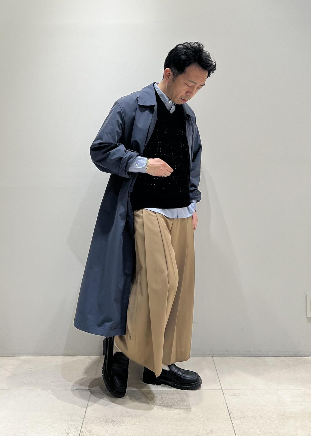 「タックパンツ、クロップド、ADAM ET ROPÉ、HOMME、UNISEX、骨格ストレート、イエベ、きれいめ、きれいめカジュアル、ニット、ベスト」｜「ADAM ET ROPE'のウーステッド フロントタック ワイド クロップド スラックス / ロングシーズン着用可能（スラックス、イエロー系）」を使った、Yuuki Mizさん（メンズ・165cm）の春コーディネートの9枚目の写真
