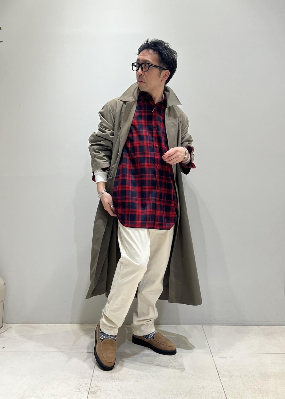 「ADAM ET ROPÉ、HOMME、UNISEX、骨格ストレート、イエベ、オーバーサイズ、ビッグシルエット、シャツ、アウター、コート、チェック」｜「Gramicciの【別注】《WEB限定 GRAMICCI / グラミチ》NN PANTS / GARMENT DYE TIGHT FIT（その他パンツ、ホワイト系）」を使った、Yuuki Mizさん（メンズ・165cm）の春コーディネートの6枚目の写真