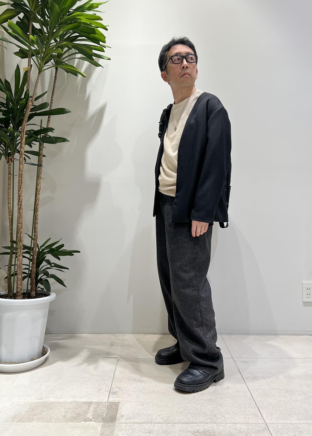 「ADAM ET ROPÉ、HOMME、UNISEX、骨格ストレート、イエベ、きれいめ、きれいめカジュアル、大人カジュアル、春コーデ、秋コーデ、春ファッション、秋ファッション、ジャケット、スラックスパンツ」｜「ADAM ET ROPE'の【CESSE】スクラップレザーボリュームソールローファー/リサイクルレザー/ユニセックス（ローファー、ブラック系）」を使った、Yuuki Mizさん（メンズ・165cm）の冬コーディネートの3枚目の写真