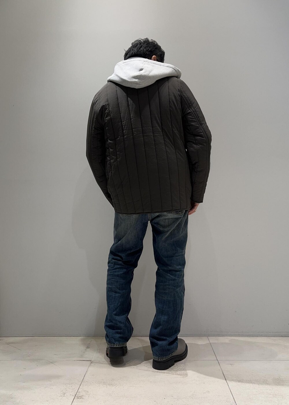 「オフタートル、ADAM ET ROPÉ、HOMME、UNISEX、骨格ストレート、イエベ、秋コーデ、冬コーデ、秋ファッション、冬ファッション、23AW秋の新作、23AW冬の新作、パーカー、アウター、ジャケット」｜「Saturdays NYCのNaughton Quilted Jacket（ノーカラージャケット、グリーン系）」を使った、Yuuki Mizさん（メンズ・165cm）の秋コーディネートの3枚目の写真