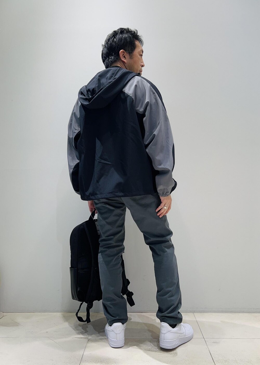 「ADAM ET ROPÉ、HOMME、UNISEX、骨格ストレート、イエベ、カジュアル、大人カジュアル、スポーティー、春コーデ、秋コーデ、春ファッション、秋ファッション、パーカー、ジャケット」｜「ADAM ET ROPE'の【NIKKE/ニッケ】撥水タフタ オーバーサイズ フーディ ブルゾン（ブルゾン、ブルー系）」を使った、Yuuki Mizさん（メンズ・165cm）の春コーディネートの2枚目の写真