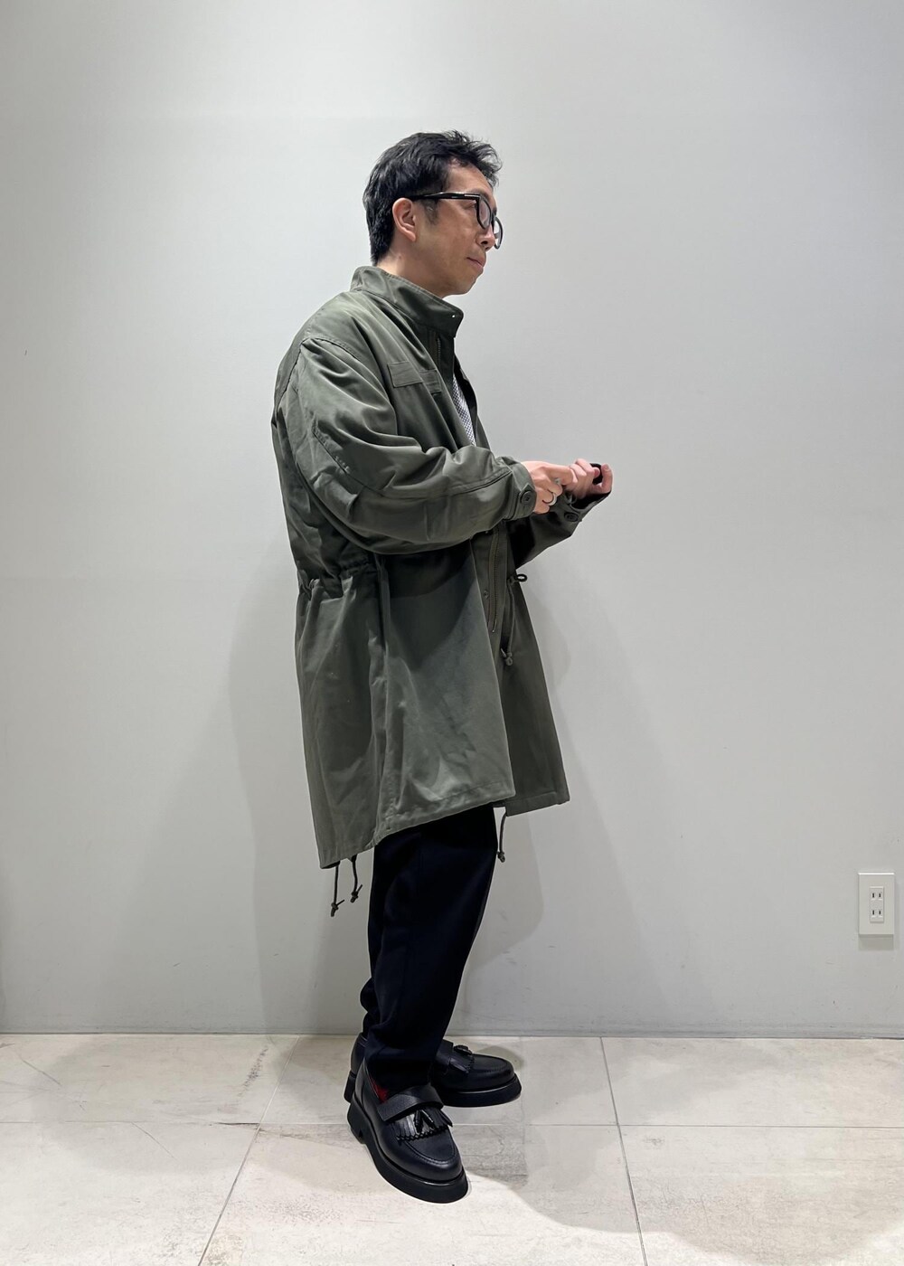 「ADAM ET ROPÉ、HOMME、UNISEX、骨格ストレート、イエベ、カジュアル、大人カジュアル、ミリタリー、秋コーデ、秋ファッション、アースカラー、コート、パンツ」｜「ADAM ET ROPE'の《新色追加・2点セット》M-65 ビッグシルエット モッズコート / コート＆中綿ライナーセット / ライナー取り外し可能 / ユニセックス（モッズコート、グリーン系）」を使った、Yuuki Mizさん（メンズ・165cm）の秋コーディネートの3枚目の写真