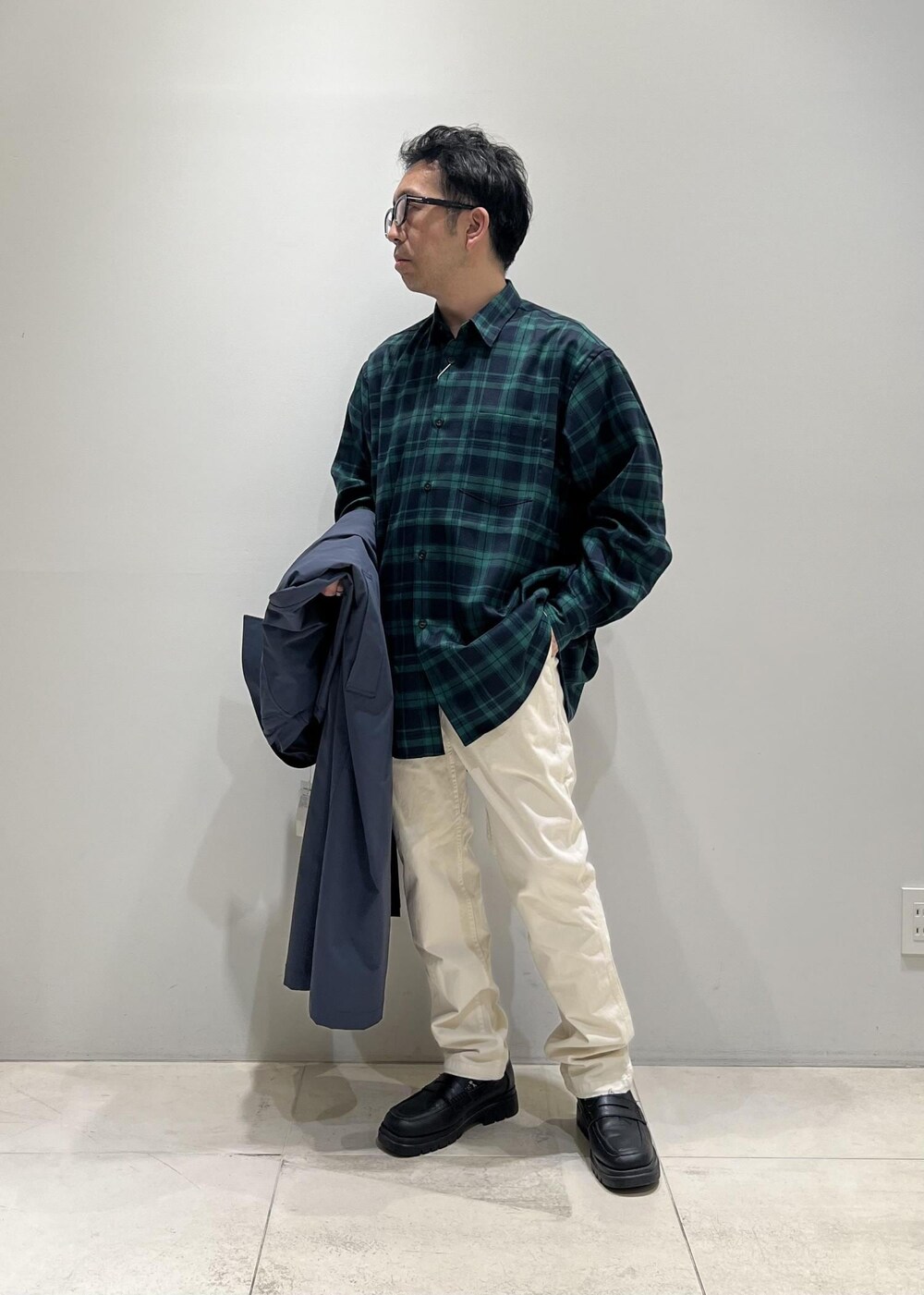 「ADAM ET ROPÉ、HOMME、UNISEX、骨格ストレート、イエベ、春コーデ、春ファッション、シャツ、アウター、コート」｜「Gramicciの【別注】《WEB限定 GRAMICCI / グラミチ》NN PANTS / GARMENT DYE TIGHT FIT（その他パンツ、ホワイト系）」を使った、Yuuki Mizさん（メンズ・165cm）の春コーディネートの8枚目の写真