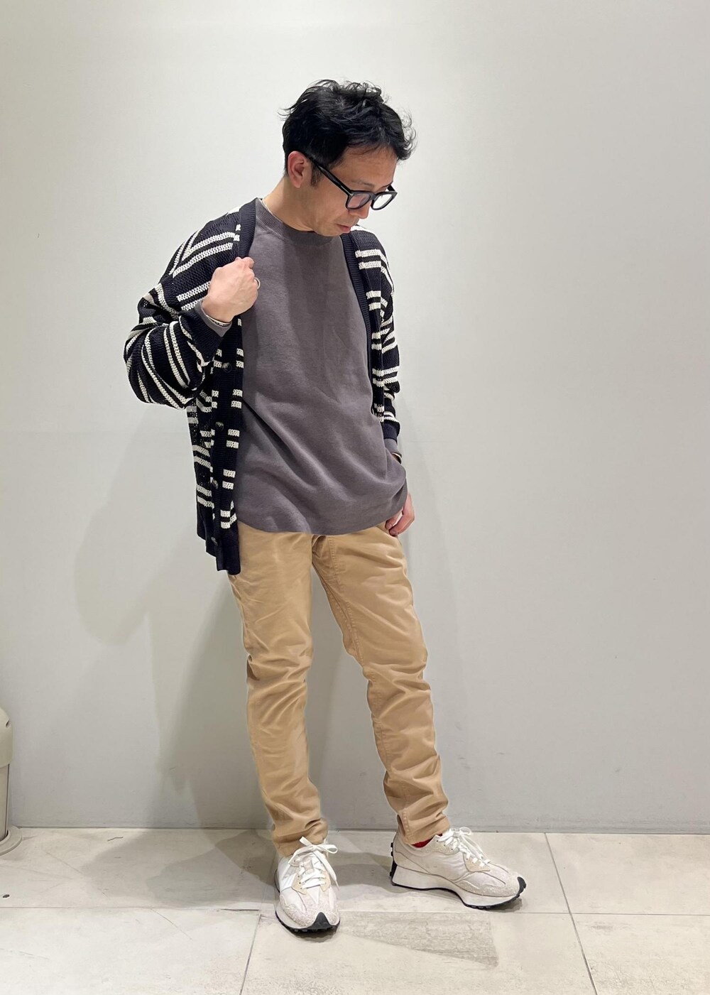 「ADAM ET ROPÉ、HOMME、骨格ストレート、イエベ、カジュアル、大人カジュアル、春コーデ、夏コーデ、春ファッション、夏ファッション、ニット」｜「GramicciのWEB限定【GRAMICCI】22AW別注 NN PANTS/GARMENT DYE TIGHT FIT（その他パンツ、ベージュ系）」を使った、Yuuki Mizさん（メンズ・165cm）の春コーディネートの3枚目の写真