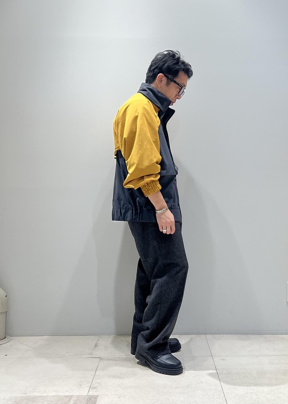 「ADAM ET ROPÉ、HOMME、UNISEX、骨格ストレート、イエベ、きれいめカジュアル、大人カジュアル、スポーティー、秋コーデ、秋ファッション、23AW秋の新作」｜「ADAM ET ROPE'の《Y-Sports》ナイロン ストレッチ スタンドカラー オーバーサイズ ブルゾン（ブルゾン、グレー系）」を使った、Yuuki Mizさん（メンズ・165cm）の秋コーディネートの3枚目の写真