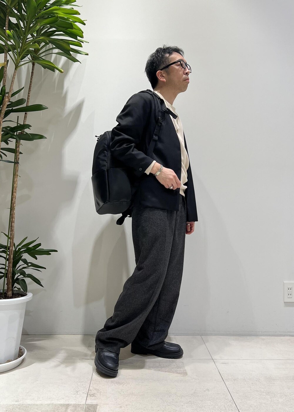 「ADAM ET ROPÉ、HOMME、UNISEX、骨格ストレート、イエベ、きれいめ、きれいめカジュアル、大人カジュアル、春コーデ、秋コーデ、春ファッション、秋ファッション、ジャケット、スラックスパンツ」｜「ADAM ET ROPE'の【CESSE】スクラップレザーボリュームソールローファー/リサイクルレザー/ユニセックス（ローファー、ブラック系）」を使った、Yuuki Mizさん（メンズ・165cm）の冬コーディネートの4枚目の写真
