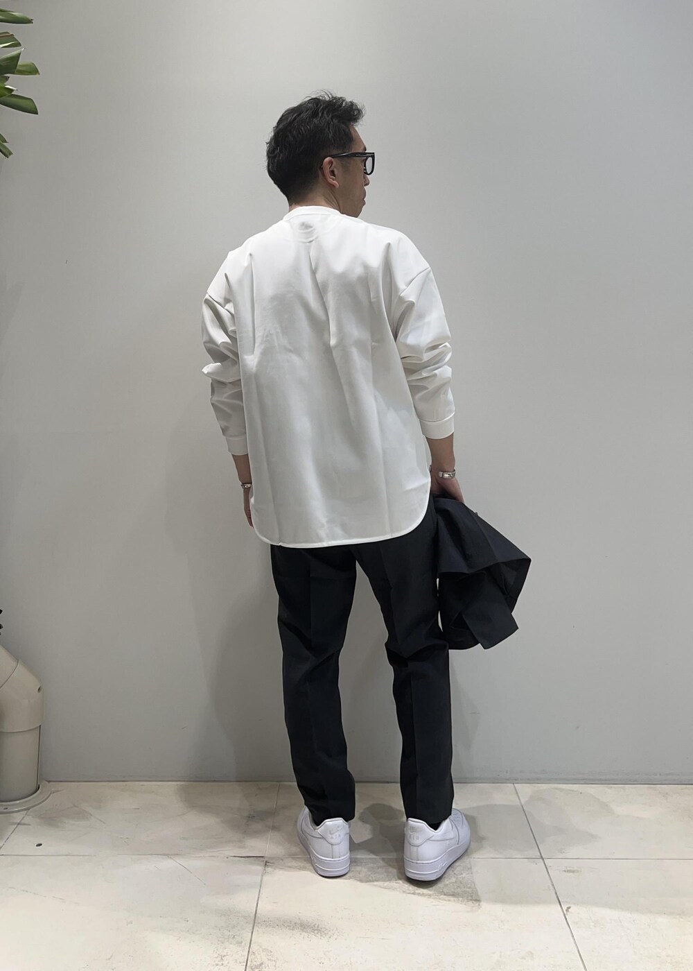 「ADAM ET ROPÉ、HOMME、UNISEX、骨格ストレート、イエベ、きれいめ、きれいめカジュアル、大人カジュアル、セットアップ、セットアイテム、SETアイテム、春コーデ、春ファッション、23SS春の新作、接触冷感」｜「ADAM ET ROPE'のポンチ ドロップショルダー キックバック ロングスリーブTee / 高機能ストレッチ / ロングシーズン着用可能（Tシャツ/カットソー、ホワイト系）」を使った、Yuuki Mizさん（メンズ・165cm）の春コーディネートの2枚目の写真