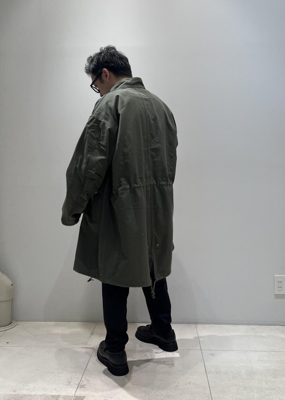 「ADAM ET ROPÉ、HOMME、UNISEX、骨格ストレート、イエベ、カジュアル、大人カジュアル、ミリタリー、秋コーデ、秋ファッション、アースカラー、コート、パンツ」｜「ADAM ET ROPE'の《新色追加・2点セット》M-65 ビッグシルエット モッズコート / コート＆中綿ライナーセット / ライナー取り外し可能 / ユニセックス（モッズコート、グリーン系）」を使った、Yuuki Mizさん（メンズ・165cm）の秋コーディネートの4枚目の写真
