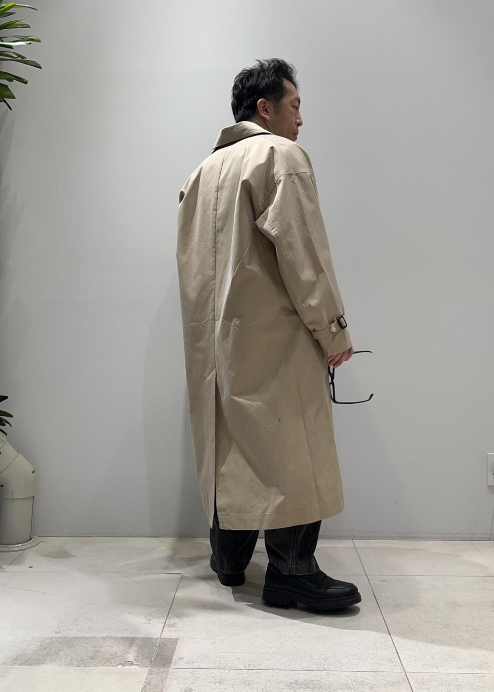 「ADAM ET ROPÉ、HOMME、UNISEX、骨格ストレート、骨格ナチュラル、春コーデ、秋コーデ、春ファッション、秋ファッション、シャツ、デニムパンツ」｜「ADAM ET ROPE'の【CESSE】スクラップレザーボリュームソールローファー/リサイクルレザー/ユニセックス（ローファー、ブラック系）」を使った、Yuuki Mizさん（メンズ・165cm）の冬コーディネートの3枚目の写真