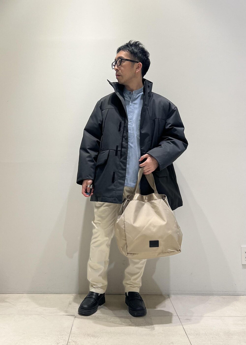 「ADAM ET ROPÉ、HOMME、UNISEX、骨格ストレート、イエベ、カジュアル、大人カジュアル、春コーデ、冬コーデ、春ファッション、冬ファッション、オーバーサイズ、コート、メガネ」｜「ADAM ET ROPE'の【CESSE】スクラップレザーボリュームソールローファー/リサイクルレザー/ユニセックス（ローファー、ブラック系）」を使った、Yuuki Mizさん（メンズ・165cm）の冬コーディネートの2枚目の写真