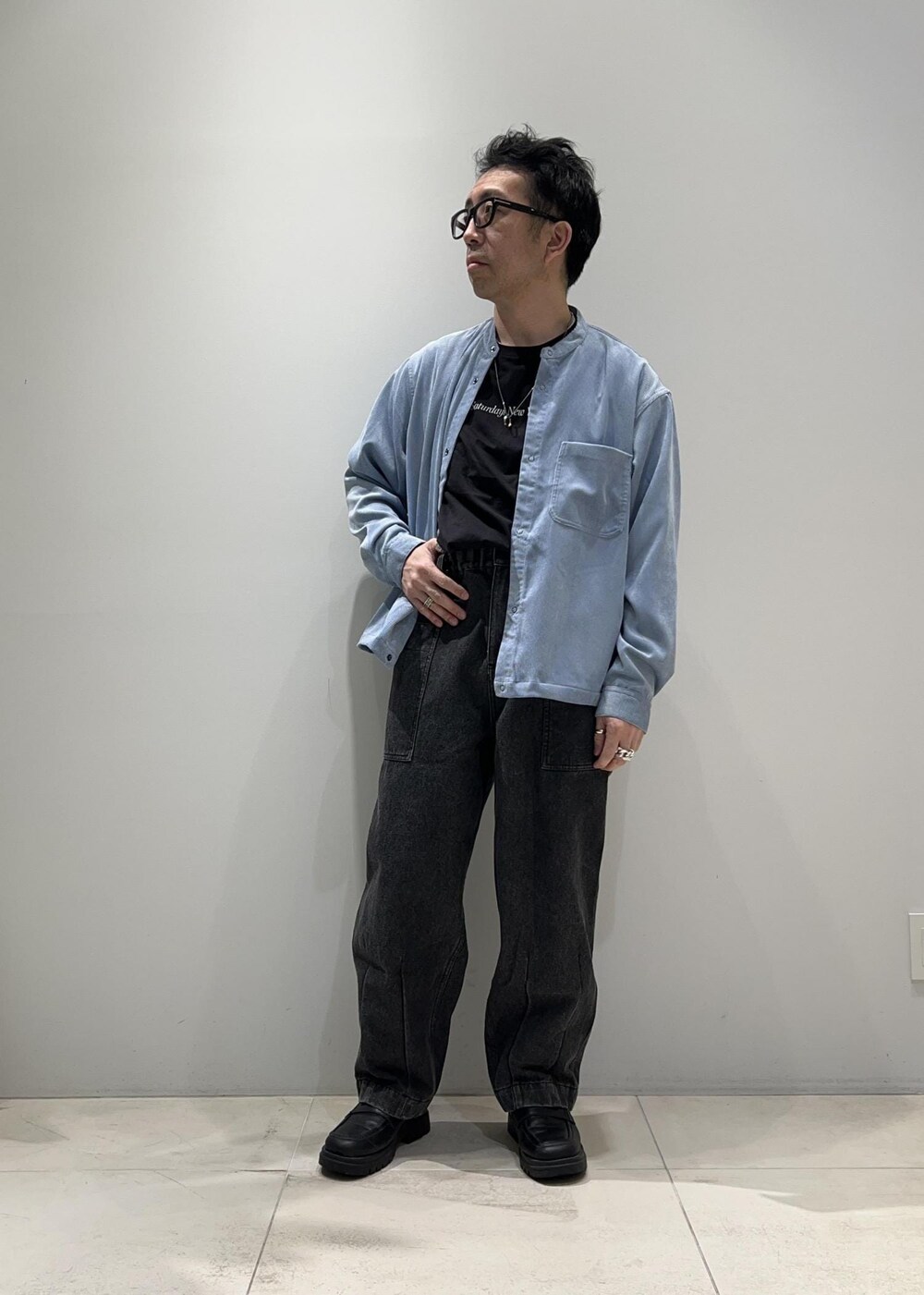 「ADAM ET ROPÉ、HOMME、UNISEX、骨格ストレート、骨格ナチュラル、春コーデ、秋コーデ、春ファッション、秋ファッション、シャツ、デニムパンツ」｜「ADAM ET ROPE'の【CESSE】スクラップレザーボリュームソールローファー/リサイクルレザー/ユニセックス（ローファー、ブラック系）」を使った、Yuuki Mizさん（メンズ・165cm）の冬コーディネートの5枚目の写真