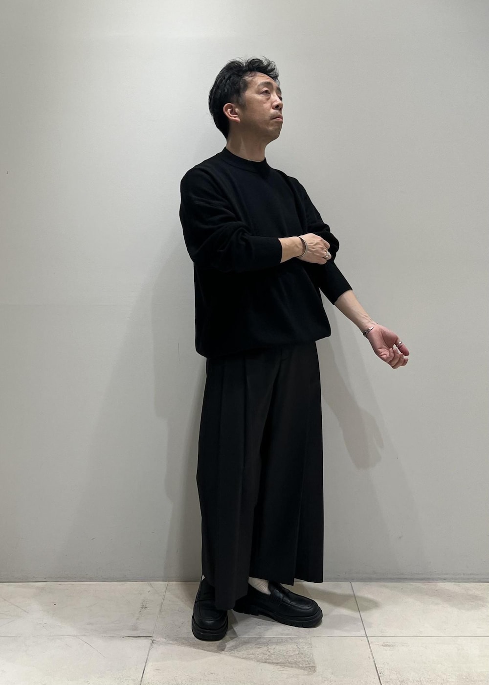 「24SS春の新作、ADAM ET ROPÉ、HOMME、UNISEX、骨格ストレート、イエベ、きれいめカジュアル、大人カジュアル、春、秋、冬、春コーデ、秋コーデ、冬コーデ、春ファッション」｜「ADAM ET ROPE'の撥水 高密度ウェザー ステンカラー オーバー コート / ロングシーズン着用可能 / ユニセックス（ステンカラーコート、イエロー系）」を使った、Yuuki Mizさん（メンズ・165cm）の春コーディネートの10枚目の写真