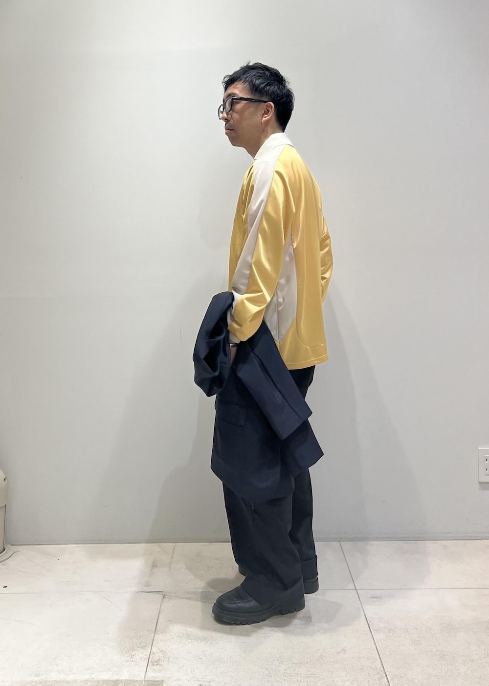 「ADAM ET ROPÉ、HOMME、UNISEX、骨格ストレート、イエベ、きれいめカジュアル、カジュアル、スポーティー、春コーデ、夏コーデ、春ファッション、夏ファッション、接触冷感、吸水速乾、機能素材」｜「ADAM ET ROPE'の【UNIFORM/ユニフォーム】 POLO ロングスリーブ ゲームシャツ / 吸水速乾 / 透湿性 / 通気性 / ユニセックス（Tシャツ/カットソー、ゴールド系）」を使った、Yuuki Mizさん（メンズ・165cm）の春コーディネートの9枚目の写真