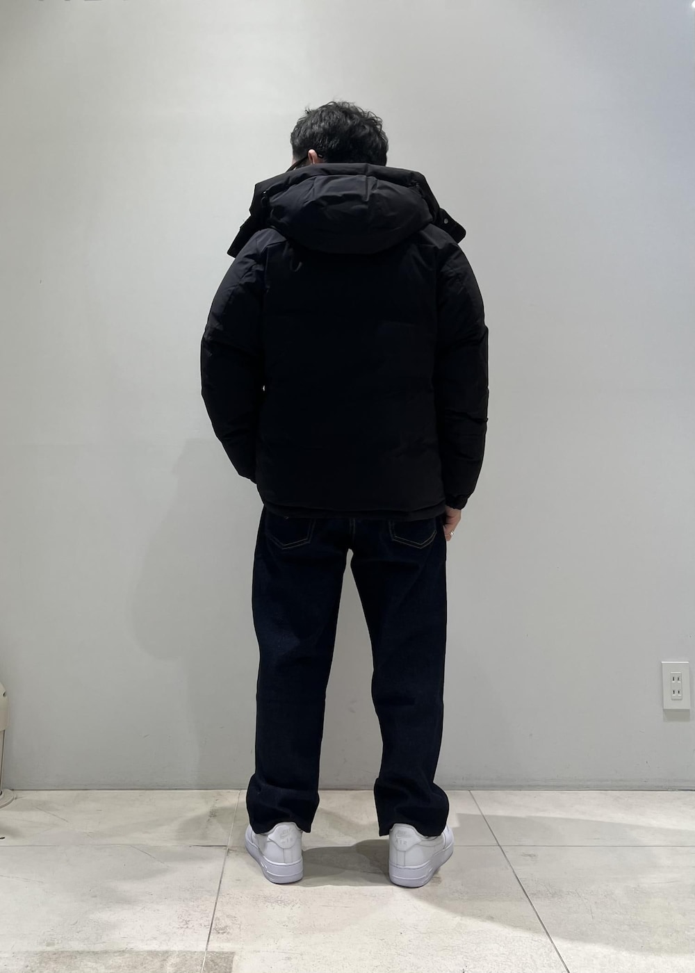 「お出かけ、ADAM ET ROPÉ、HOMME、UNISEX、骨格ストレート、イエベ、スポーティー、秋コーデ、冬コーデ、秋ファッション、冬ファッション、23AW秋の新作、23AW冬の新作、アウター、ダウン」｜「Levi'sの【Levi's(R) for BIOTOP】568 STAY LOOSE / UNISEX（デニムパンツ、ブルー系）」を使った、Yuuki Mizさん（メンズ・165cm）の冬コーディネートの4枚目の写真