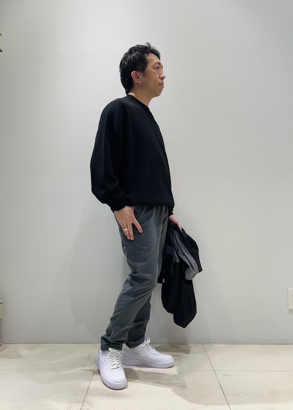 「ADAM ET ROPÉ、HOMME、UNISEX、骨格ストレート、イエベ、きれいめカジュアル、カジュアル、大人カジュアル、春コーデ、春ファッション、オーバーサイズ、ビッグシルエット、ニット、コート」｜「ADAM ET ROPE'の【WEB限定】玉虫色 ボリュームスリーブ バルマカーン ロング ステンカラーコート / ユニセックス（ステンカラーコート、ベージュ系）」を使った、Yuuki Mizさん（メンズ・165cm）の春コーディネートの6枚目の写真