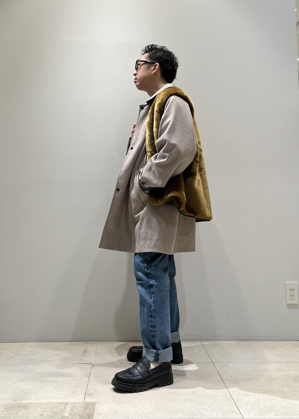 「ADAM ET ROPÉ、HOMME、UNISEX、骨格ストレート、イエベ、カジュアル、大人カジュアル、秋コーデ、冬コーデ、秋ファッション、冬ファッション、23AW秋の新作、23AW冬の新作、ジレ、ベスト」｜「ADAM ET ROPE'の【CESSE】スクラップレザーボリュームソールローファー/リサイクルレザー/ユニセックス（ローファー、ブラック系）」を使った、Yuuki Mizさん（メンズ・165cm）の冬コーディネートの3枚目の写真