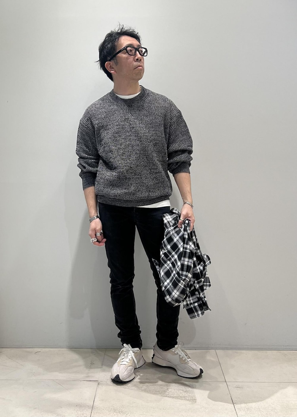 「ADAM ET ROPÉ、HOMME、UNISEX、骨格ストレート、イエベ、春コーデ、夏コーデ、春ファッション、夏ファッション、オーバーサイズ、ビッグシルエット、ニット」｜「ADAM ET ROPE'のコットンリネン メランジ ニット プルオーバー / 3シーズン着用可能（ニット/セーター、ブラック系）」を使った、Yuuki Mizさん（メンズ・165cm）の春コーディネートの8枚目の写真