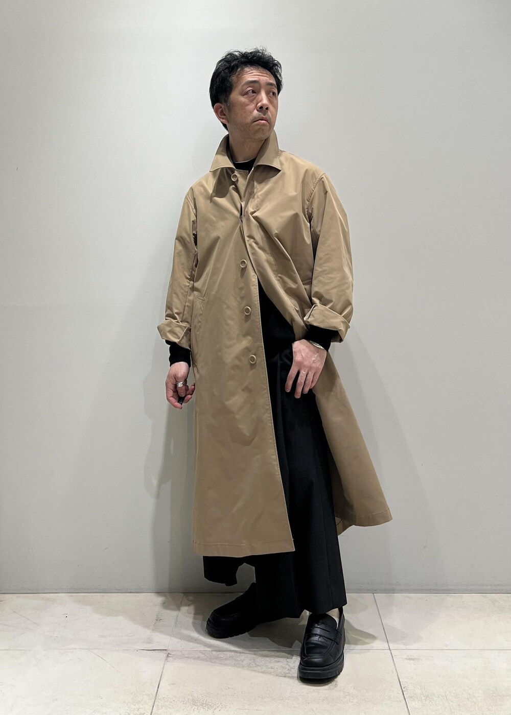 「24SS春の新作、ADAM ET ROPÉ、HOMME、UNISEX、骨格ストレート、イエベ、きれいめカジュアル、大人カジュアル、春、秋、冬、春コーデ、秋コーデ、冬コーデ、春ファッション」｜「ADAM ET ROPE'の撥水 高密度ウェザー ステンカラー オーバー コート / ロングシーズン着用可能 / ユニセックス（ステンカラーコート、イエロー系）」を使った、Yuuki Mizさん（メンズ・165cm）の春コーディネートの2枚目の写真