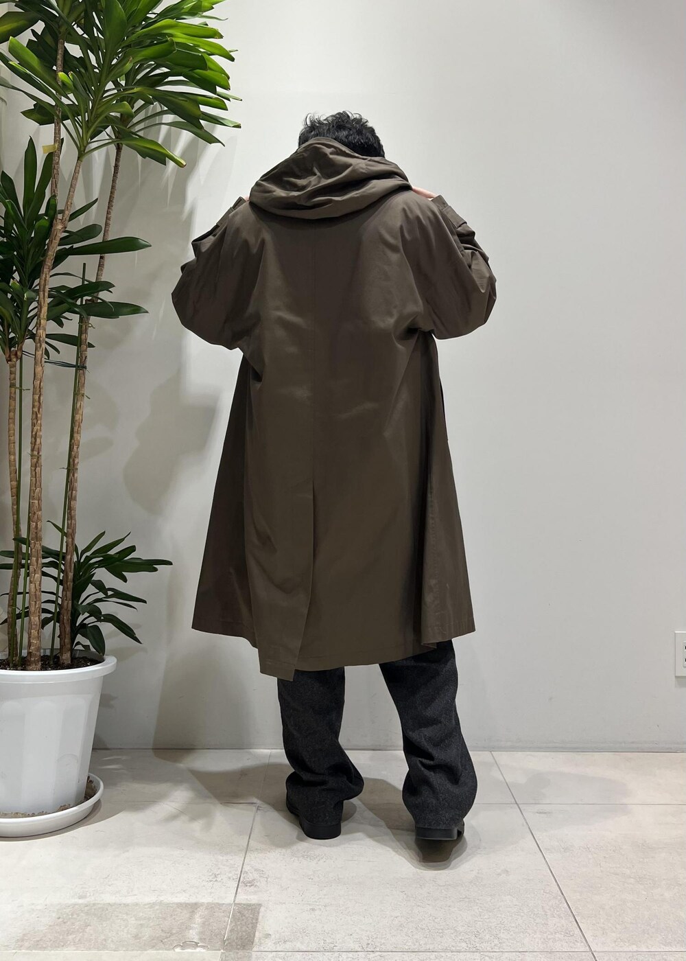 「ADAM ET ROPÉ、HOMME、UNISEX、骨格ストレート、イエベ、きれいめカジュアル、カジュアル、大人カジュアル、春コーデ、秋コーデ、春ファッション、秋ファッション、ニット、アウター、コート」｜「ADAM ET ROPE'の【CESSE】スクラップレザーボリュームソールローファー/リサイクルレザー/ユニセックス（ローファー、ブラック系）」を使った、Yuuki Mizさん（メンズ・165cm）の冬コーディネートの2枚目の写真
