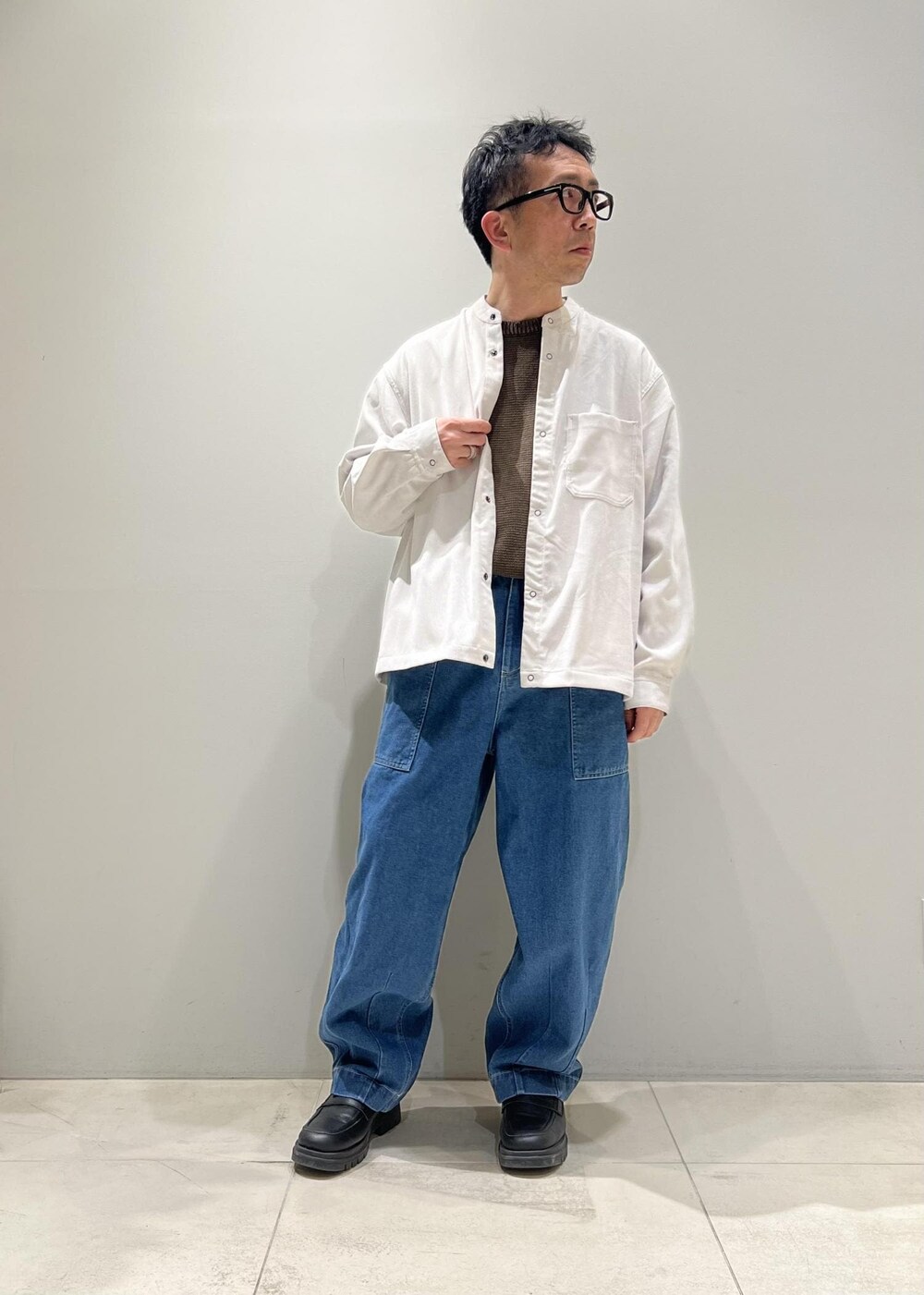 「ADAM ET ROPÉ、HOMME、UNISEX、骨格ストレート、イエベ、カジュアル、大人カジュアル、春コーデ、秋コーデ、冬コーデ、春ファッション、秋ファッション、冬ファッション、ビッグシルエット、デニムパンツ」｜「ADAM ET ROPE'の【CESSE】スクラップレザーボリュームソールローファー/リサイクルレザー/ユニセックス（ローファー、ブラック系）」を使った、Yuuki Mizさん（メンズ・165cm）の冬コーディネートの4枚目の写真