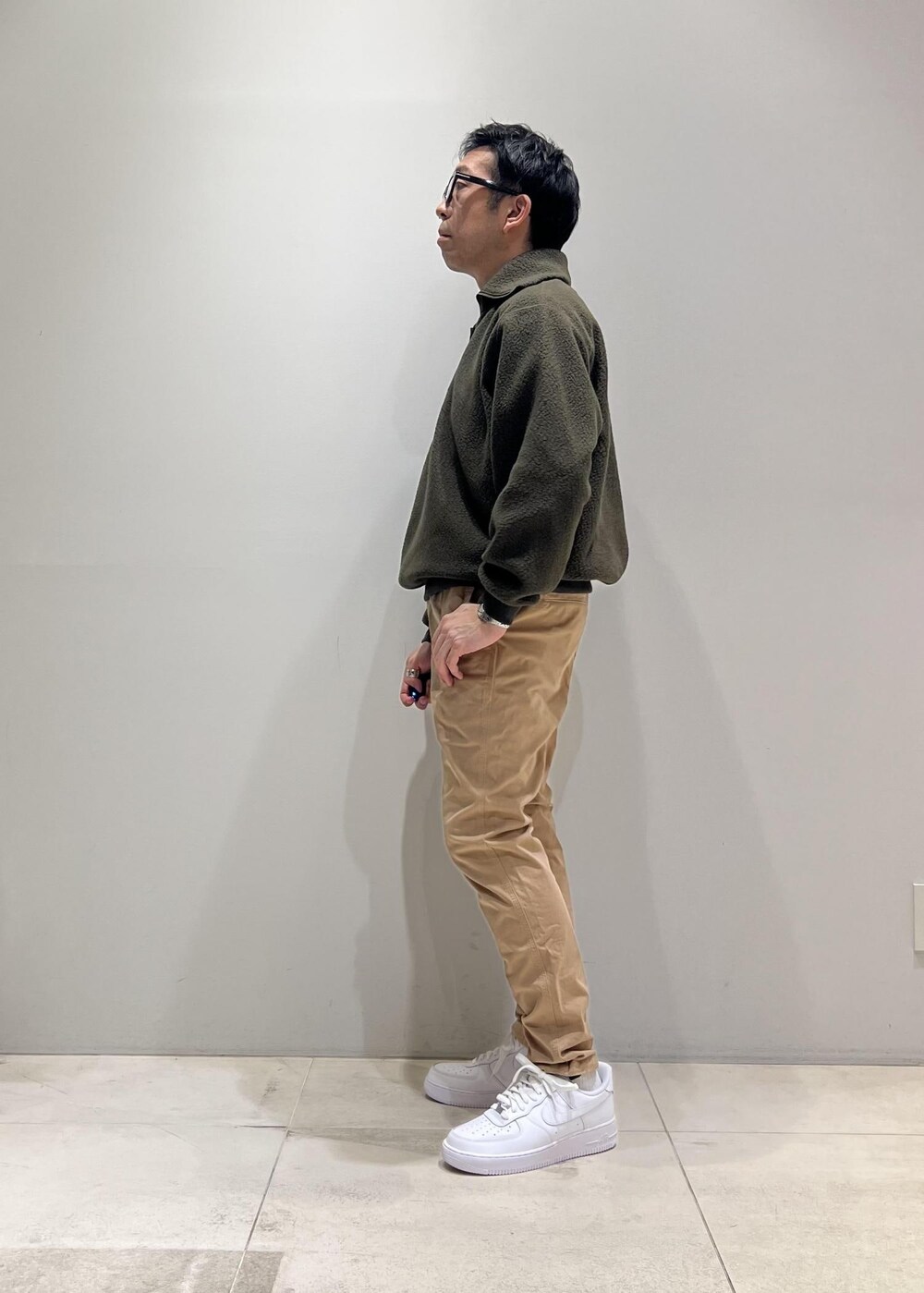 「ADAM ET ROPÉ、HOMME、UNISEX、骨格ストレート、イエベ、春コーデ、秋コーデ、春ファッション、秋ファッション、パーカー、ジャケット、メガネ」｜「GramicciのWEB限定【GRAMICCI】22AW別注 NN PANTS/GARMENT DYE TIGHT FIT（その他パンツ、ベージュ系）」を使った、Yuuki Mizさん（メンズ・165cm）の冬コーディネートの2枚目の写真