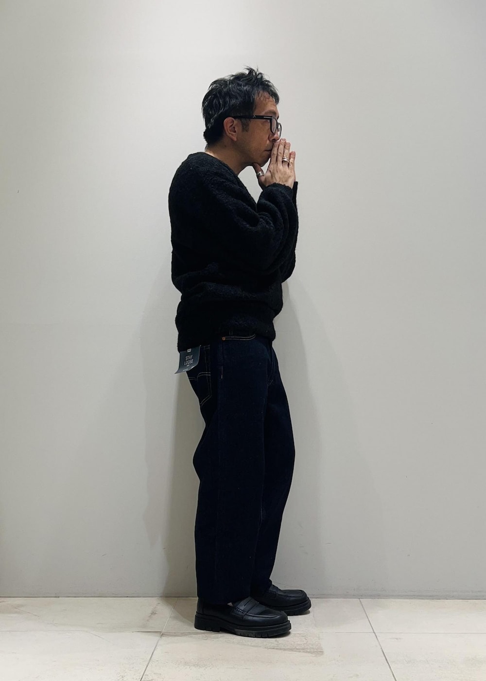 「クリスマス、クリスマスデート、SNaPMeAward23w、ADAM ET ROPÉ、HOMME、UNISEX、骨格ストレート、イエベ、きれいめカジュアル、カジュアル、大人カジュアル、秋、冬、秋コーデ、冬コーデ」｜「ADAM ET ROPE'の【CESSE】スクラップレザーボリュームソールローファー/リサイクルレザー/ユニセックス（ローファー、ブラック系）」を使った、Yuuki Mizさん（メンズ・165cm）の冬コーディネートの4枚目の写真
