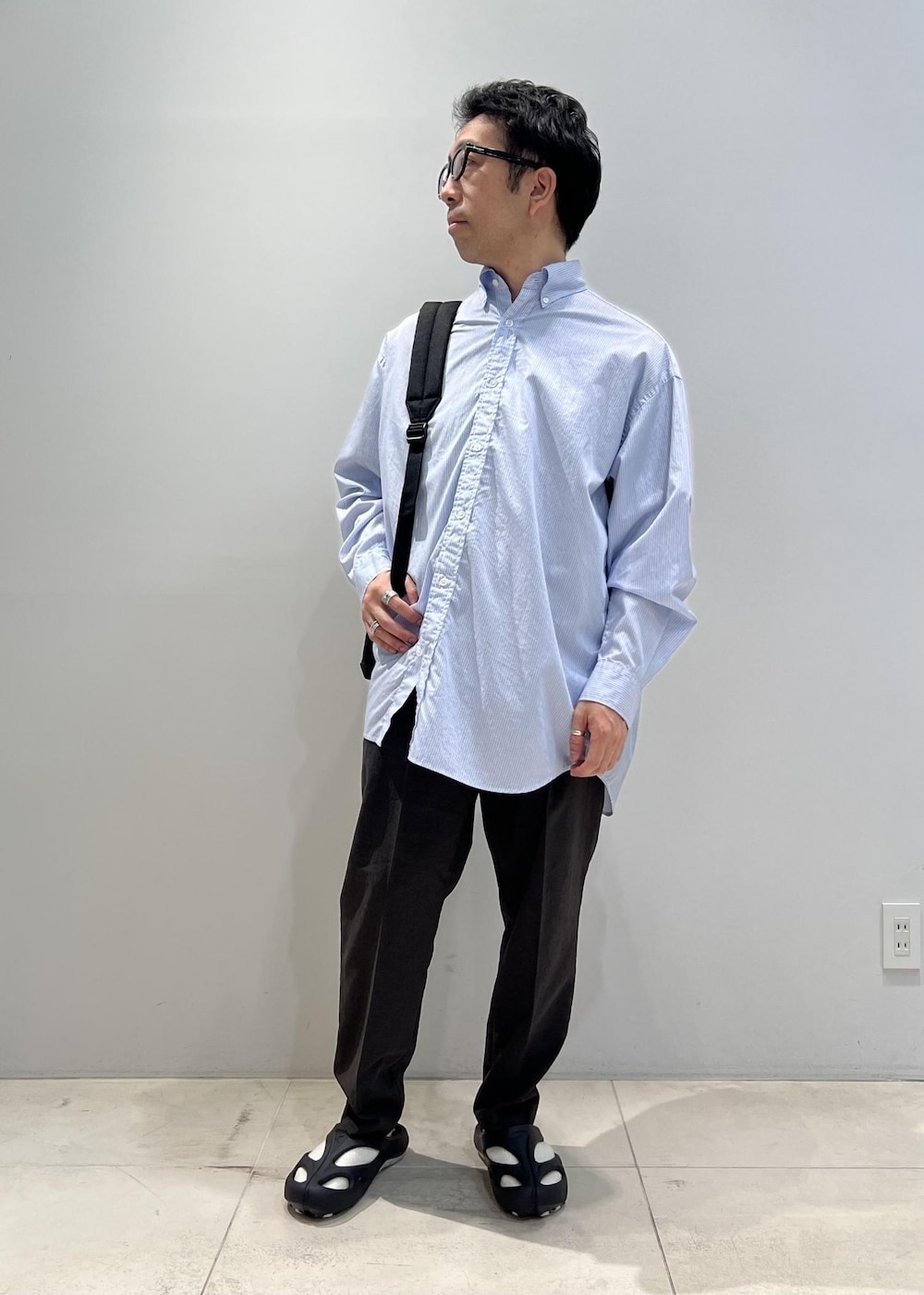 「ADAM ET ROPÉ、HOMME、UNISEX、骨格ストレート、イエベ、大人カジュアル、春、夏、春コーデ、夏コーデ、春ファッション、夏ファッション、オーバーサイズ、ビッグシルエット、シャツ」｜「ADAM ET ROPE'のモンスター オーバーサイズド ボタンダウン シャツ/オールシーズン着用可能（シャツ/ブラウス、ブルー系）」を使った、Yuuki Mizさん（メンズ・165cm）の夏コーディネートの4枚目の写真