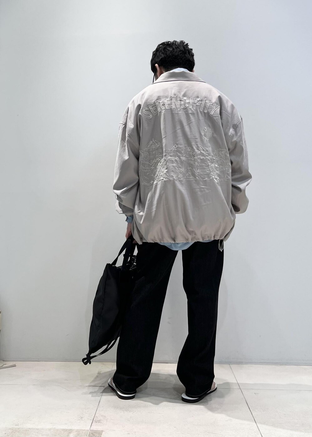 「ADAM ET ROPÉ、HOMME、UNISEX、骨格ストレート、イエベ、きれいめ、きれいめカジュアル、スポーティー、春、夏、春コーデ、夏コーデ、春ファッション、夏ファッション、ペールカラー」｜「ADAM ET ROPE'の【小松マテーレ】コマスエード ビッグシルエットシャツ/イージーケア/3シーズン着用可能/ユニセックス（シャツ/ブラウス、ブルー系）」を使った、Yuuki Mizさん（メンズ・165cm）の春コーディネートの3枚目の写真