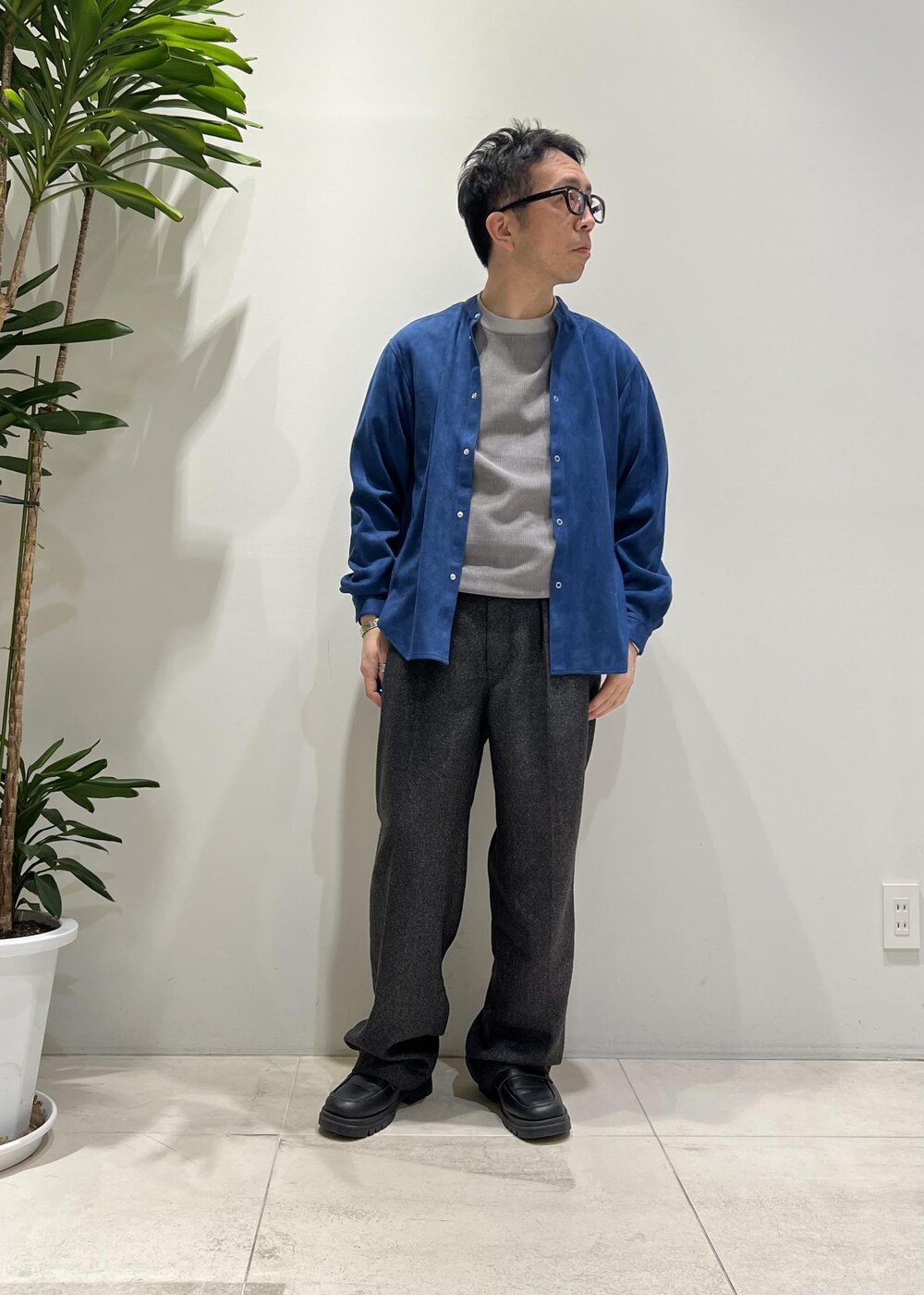 「ADAM ET ROPÉ、HOMME、UNISEX、骨格ストレート、イエベ、きれいめカジュアル、大人カジュアル、スポーティー、春コーデ、秋コーデ、春ファッション、秋ファッション、シャツ、パーカー、アウター」｜「ADAM ET ROPE'の【CESSE】スクラップレザーボリュームソールローファー/リサイクルレザー/ユニセックス（ローファー、ブラック系）」を使った、Yuuki Mizさん（メンズ・165cm）の冬コーディネートの8枚目の写真