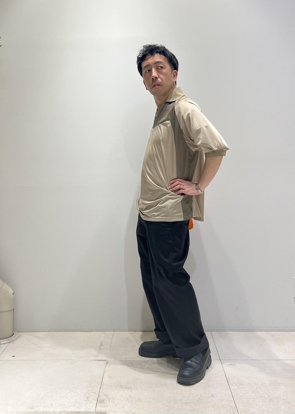 「ADAM ET ROPÉ、HOMME、UNISEX、骨格ストレート、イエベ、カジュアル、大人カジュアル、スポーティー、夏コーデ、夏ファッション、ビッグシルエット、Tシャツ、シャツ」｜「ADAM ET ROPE'の【UNIFORM/ユニフォーム】 POLO ショートスリーブ ゲームシャツ / 透湿性 / 通気性 / ユニセックス（Tシャツ/カットソー、ベージュ系）」を使った、Yuuki Mizさん（メンズ・165cm）の春コーディネートの5枚目の写真