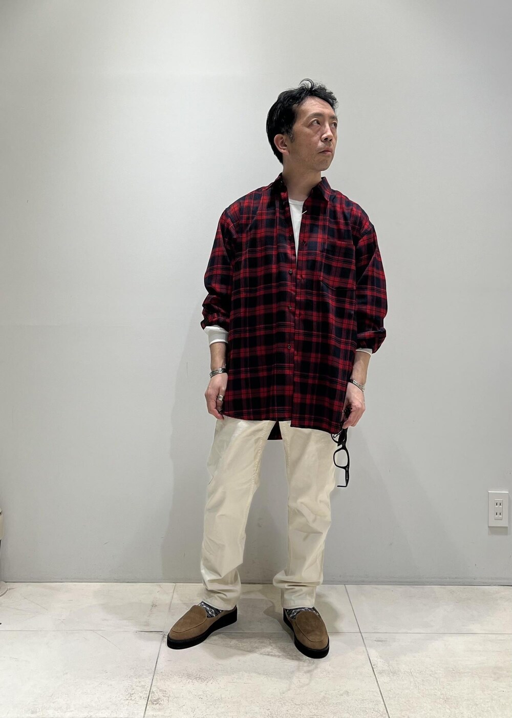 「ADAM ET ROPÉ、HOMME、UNISEX、骨格ストレート、イエベ、オーバーサイズ、ビッグシルエット、シャツ、アウター、コート、チェック」｜「Gramicciの【別注】《WEB限定 GRAMICCI / グラミチ》NN PANTS / GARMENT DYE TIGHT FIT（その他パンツ、ホワイト系）」を使った、Yuuki Mizさん（メンズ・165cm）の春コーディネートの2枚目の写真