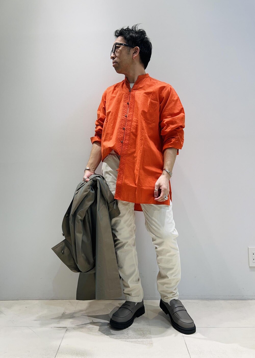 「ADAM ET ROPÉ、HOMME、UNISEX、骨格ストレート、イエベ、カジュアル、大人カジュアル、春コーデ、春ファッション、ビビッドカラー、ビッグシルエット、シャツ、コート」｜「ADAM ET ROPE'の【CESSE】スクラップレザーボリュームソールローファー/リサイクルレザー/ユニセックス（ローファー、グレー系）」を使った、Yuuki Mizさん（メンズ・165cm）の春コーディネートの6枚目の写真