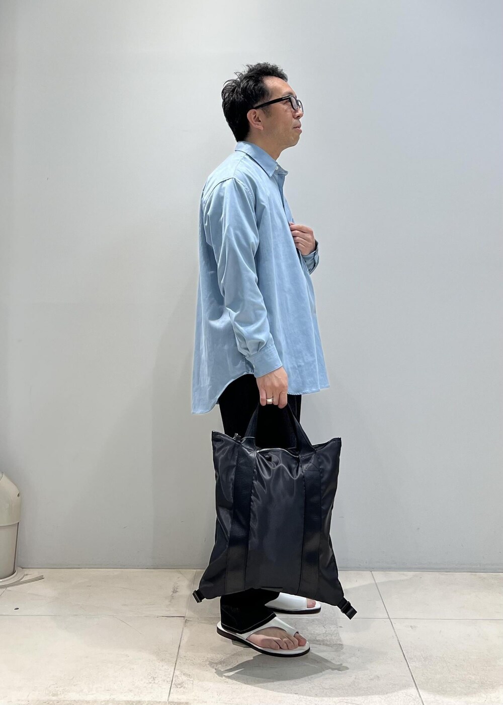 「ADAM ET ROPÉ、HOMME、UNISEX、骨格ストレート、イエベ、きれいめ、きれいめカジュアル、スポーティー、春、夏、春コーデ、夏コーデ、春ファッション、夏ファッション、ペールカラー」｜「ADAM ET ROPE'の【小松マテーレ】コマスエード ビッグシルエットシャツ/イージーケア/3シーズン着用可能/ユニセックス（シャツ/ブラウス、ブルー系）」を使った、Yuuki Mizさん（メンズ・165cm）の春コーディネートの5枚目の写真