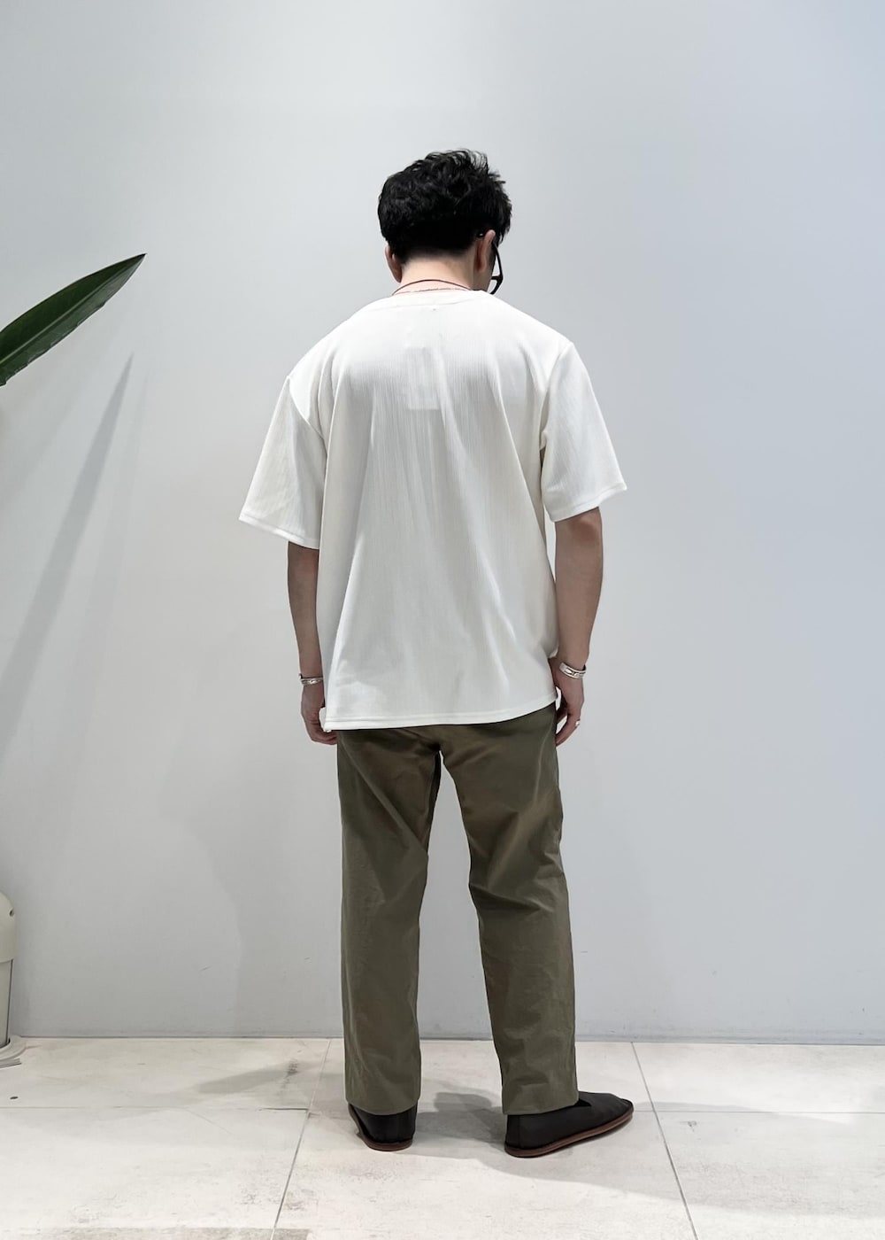 「ADAM ET ROPÉ、HOMME、UNISEX、骨格ストレート、イエベ、スーツ、セットアップ、セットアップ対応、セットアイテム、SETアイテム、春、夏、秋、春コーデ、夏コーデ」｜「ADAM ET ROPE'の【小松マテーレ】ナイロンオックス オニベジ セットアップ / パッカブル /ユニセックス / ONOFF兼用（セットアップ、グリーン系）」を使った、Yuuki Mizさん（メンズ・165cm）の夏コーディネートの5枚目の写真
