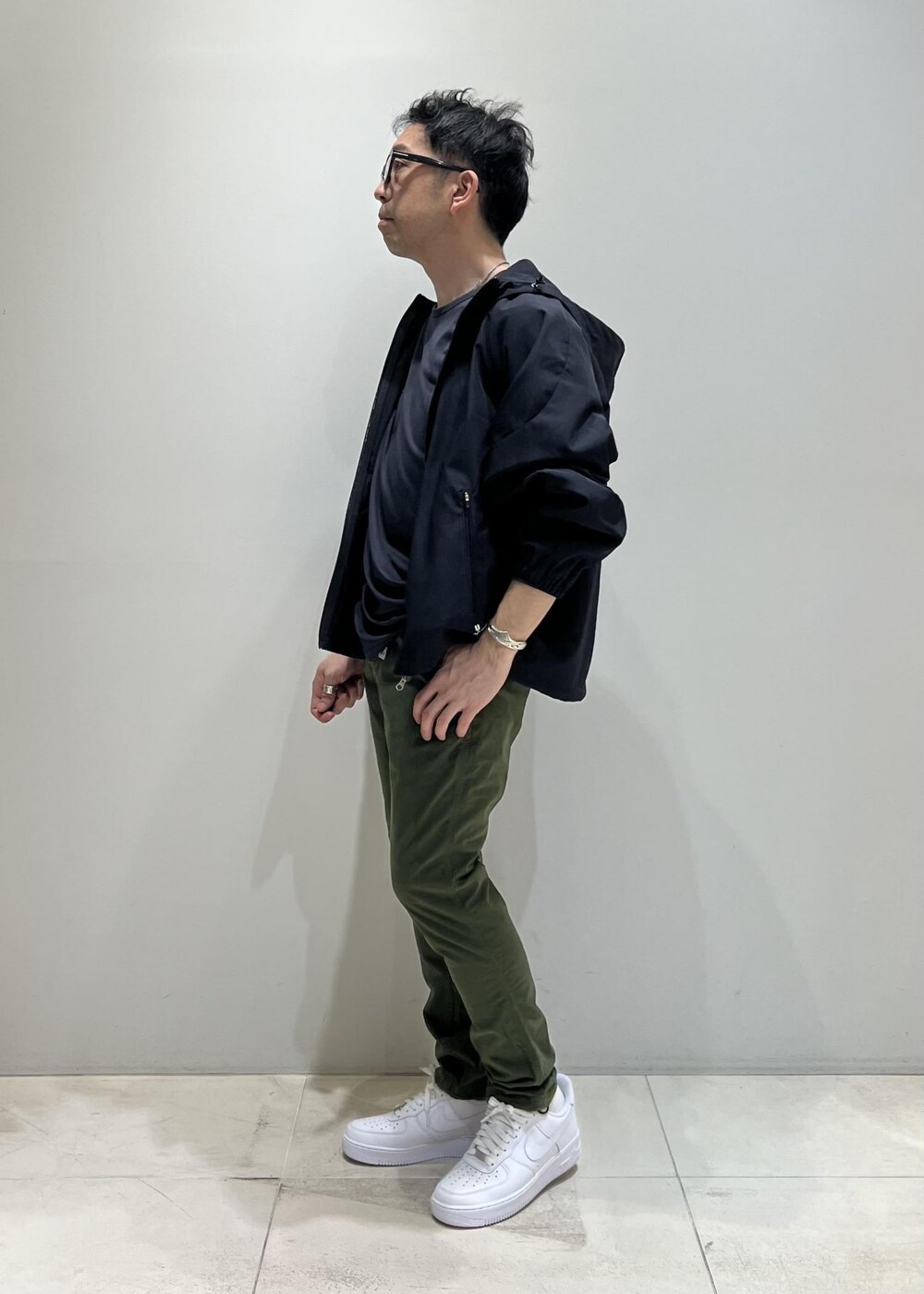 「ADAM ET ROPÉ、HOMME、UNISEX、骨格ストレート、イエベ、スポーティー、春コーデ、秋コーデ、春ファッション、秋ファッション、アウター、ブルゾン」｜「ADAM ET ROPE'の【NIKKE/ニッケ】撥水タフタ オーバーサイズ フーディ ブルゾン（ブルゾン、ブルー系）」を使った、Yuuki Mizさん（メンズ・165cm）の春コーディネートの5枚目の写真