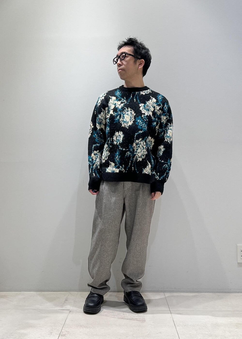 ブラック系のブルゾン、ベージュ系のブルゾン、ブラック系のダウンジャケット/コートを着用したメンズの冬コーディネートの3枚目の写真